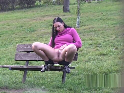 Домашнее видео трахает резиновую куклу и кончает