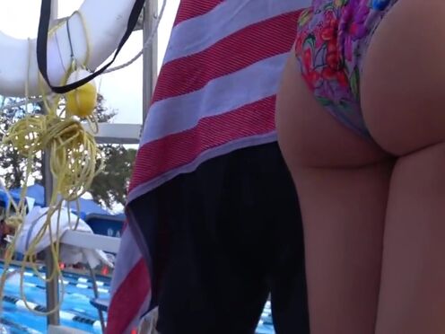 Секс возле бассейна