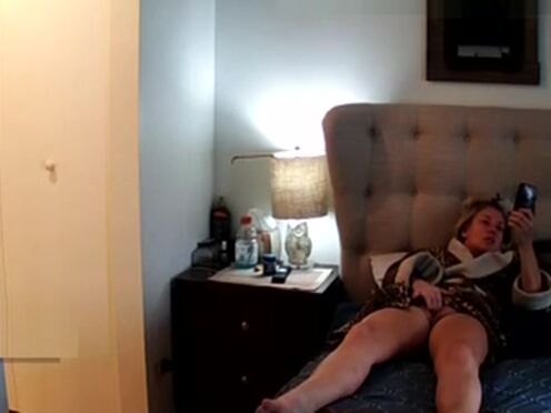 Трахнул в зад застрявшую девку