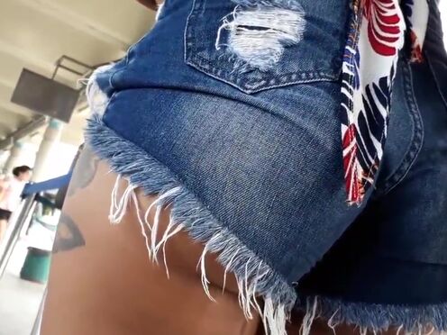 Связанную девку трахают дилдо бдсм