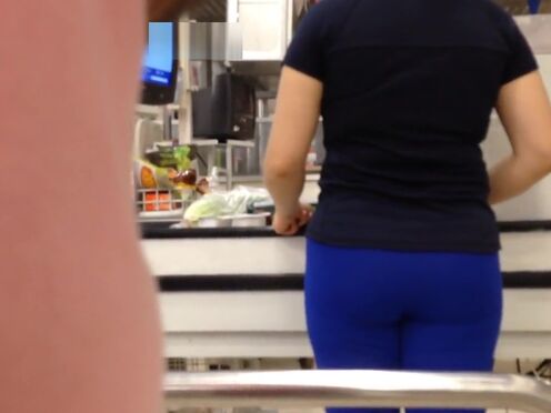 Секс порно мужчина трахает корову