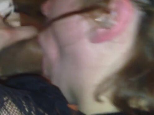 Девушка легла в кровать чтобы ее трахнули