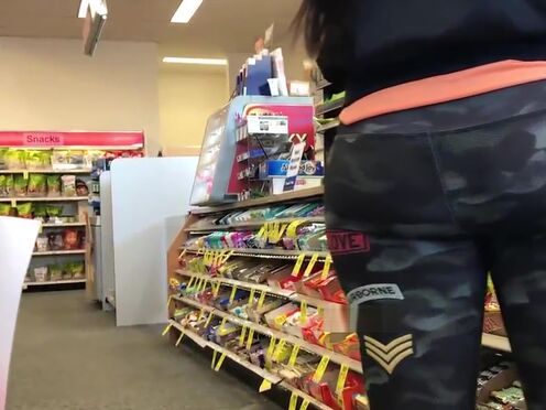 Трансы с огромными членами имеют мальчиков порно