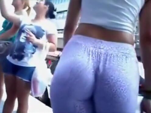 Мужчина трахает горничную в номере