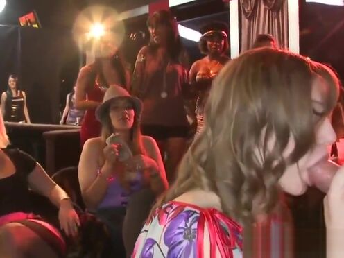 Секс видео сосание сосков