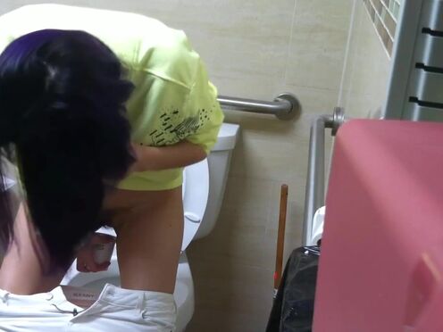 Трахнул миниатюрную шатенку видео