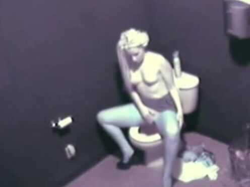 Молодые трахают с на бильярдном столе