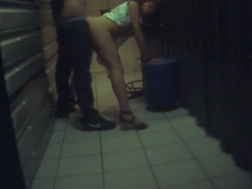 Порно транс дрочит искусственной вагиной