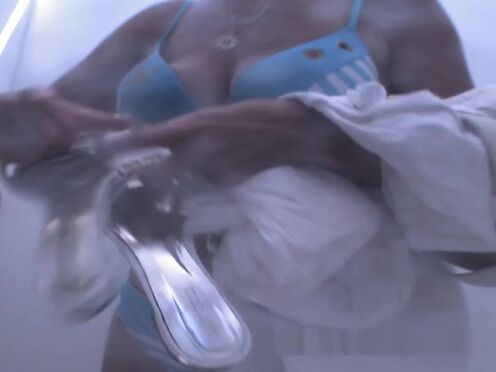 Порно трахнул зрелую незнакомку на природе