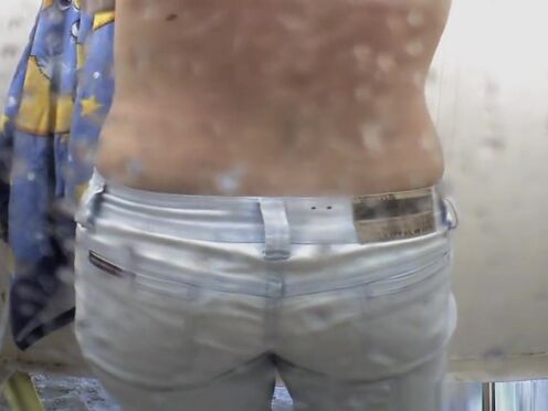 Бабку трахают жестко в очко хором