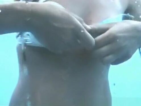 Порно играет с дилдо в стеклянном душе