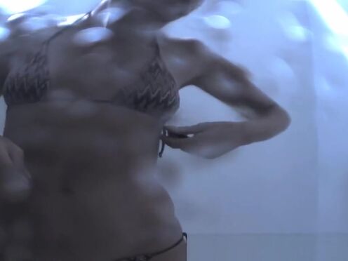 Трахнул малышку в купальнике