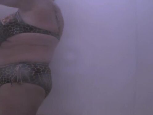 Девки ссут при мужиках в кустах порно