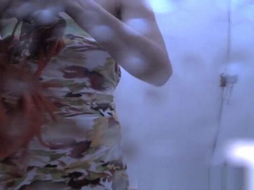 Негр трахнул на кухонном столе