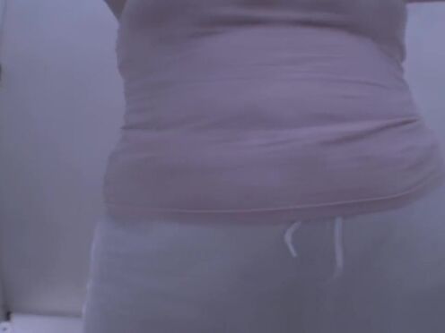 Семейная пара целуется во время группового секса