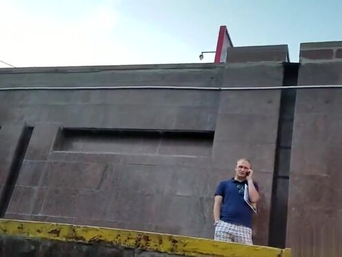 Порно трахнул застрявшую сисястую маму