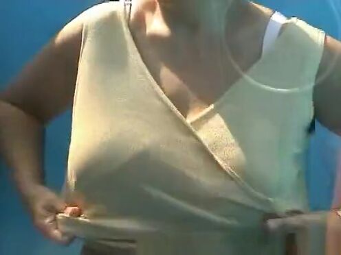 Смачно сосет двум парням порно