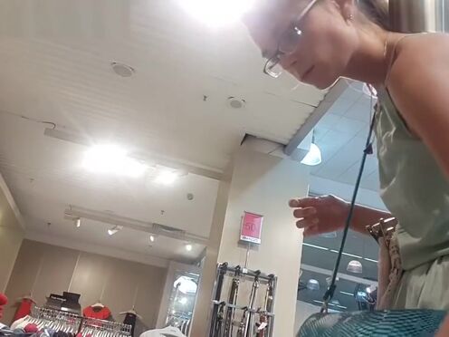 Изменила возле бассейна в порно