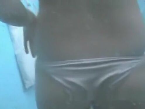 Давит яйца ногой об пол порно