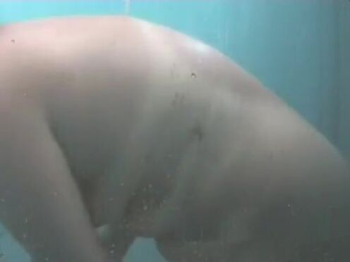 Трахнул малую в подъезде