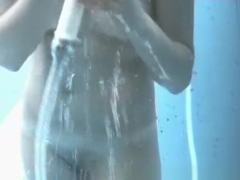 Бабка на пляже дает всем секс