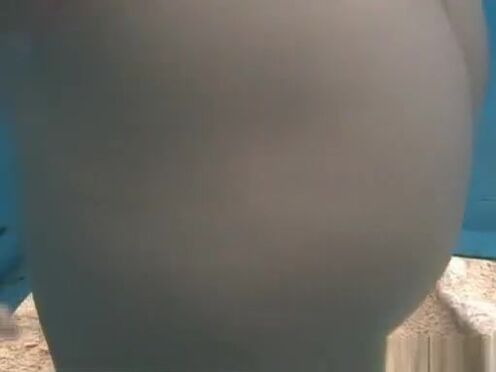 Порно в номере отеля мастурбирует с дилдо