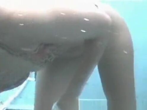 Толпа трахнула женщину кончила в рот