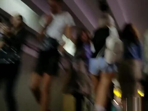 Сексуальной фигурой девушки вызывают возбуждение мужчина видео