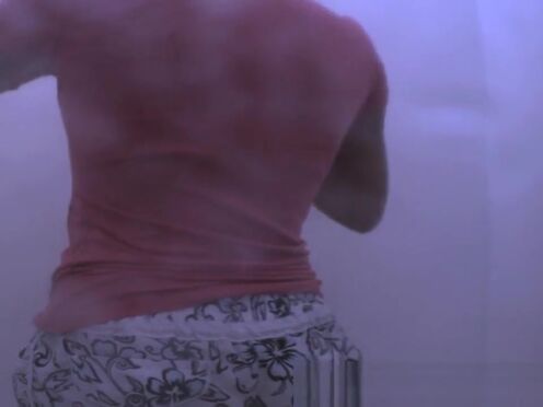 Продавец подглядывает в примерочной и трахнул