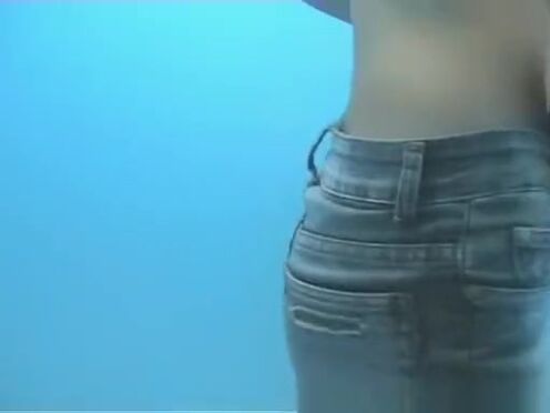 Трахнул сочную попку в трусиках в примерочной
