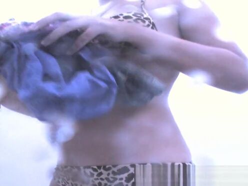 Мамаша соблазнила подругу дочери и трахнула страпоном