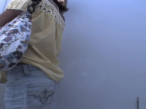 Два парня трахнули девушку на даче