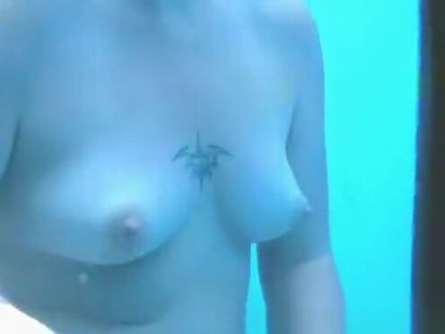 Дрочка на стоячие молодые сиськи порно