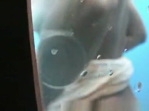 Женщина молодому парню дрочит и обучает сексу