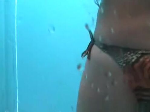 Секс пальцы язык порно в поезде