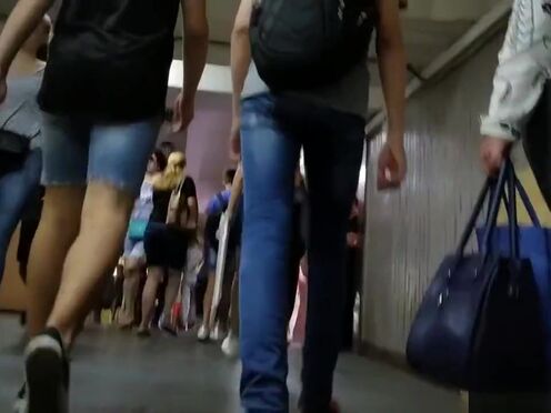 Порно в пизду вставляет разные предметы ы