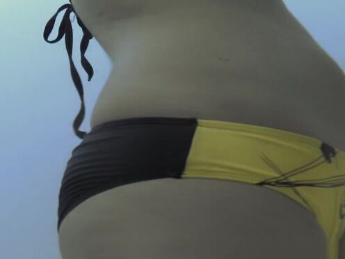 Секс брат сует пальцы в пизду