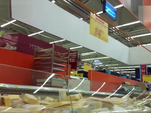 Порно видео девчонка мастурбирует перед одетой подругой