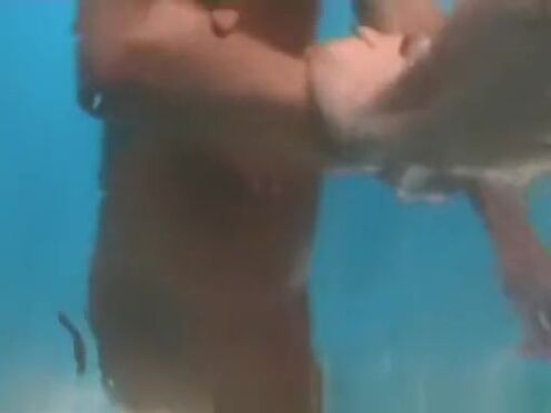 Жена задрала платье и дала порно видео