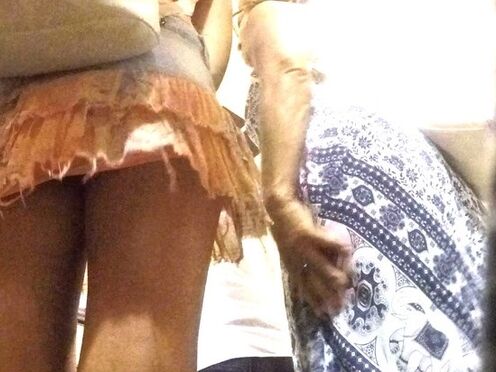 Курьер попал на секс с двумя девушками