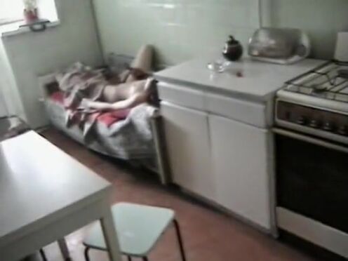 Девушка мастурбирует перед парнем анал