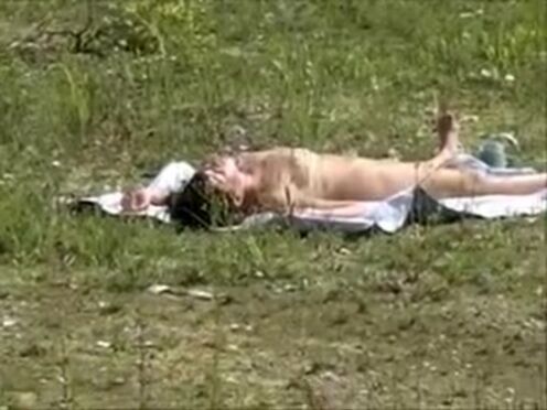 Секс мастурбирует киску в парке