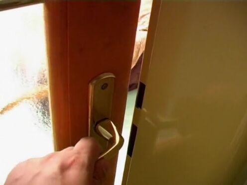 Малышка в сексуальном наряде мастурбирует в парке