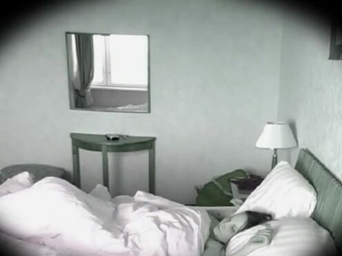 Садится аналом на длинный дилдо