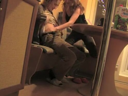 Дочь шантажом добилась секса с папой