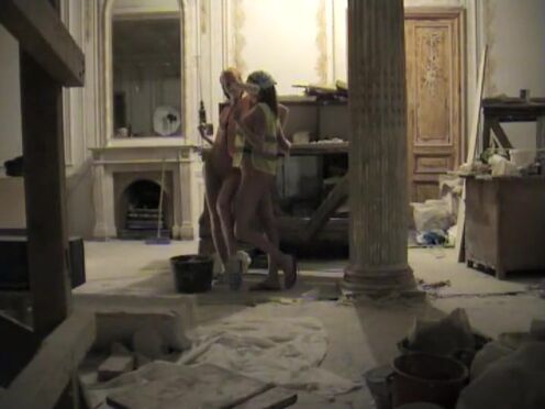 Порно куча белых ебут негритянку