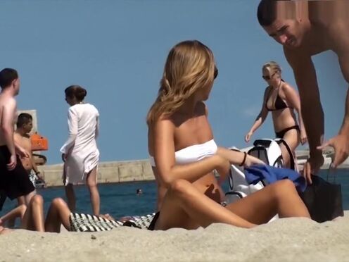 Две красотки ублажают парня порно