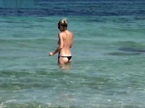 Ученица показывает на камеру пизду порно