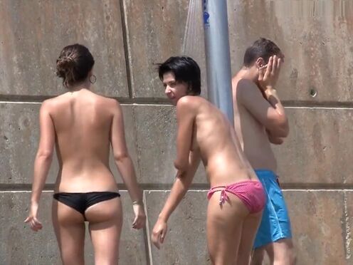 Порно лесби прыгает на резиновом члене