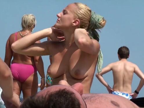 Парень развлекается с двумя девушками секс